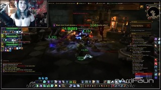 World of Warcraft Gamer Girl stara się leczyć podczas Cumminga