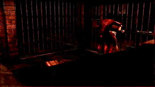 Busty civciv kilitli içinde kafes ile azgın zombie, aletini ağzına ve anal deliğine sokuyor