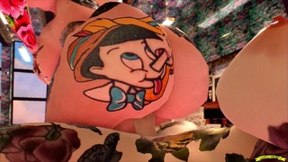 Futa 3D 애니메이션에 문신을 한 아가씨 Futa