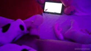 Тайская девушка в любительском видео мастурбирует с карманной вагиной, наблюдая за лесбиянкой Hentai подросток оргазм без цензуры