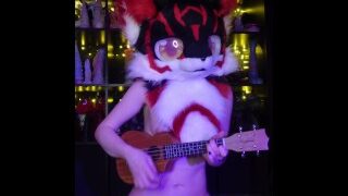 Furry пее и свири Owl City на укулеле, докато язди голям фантастичен дилдо